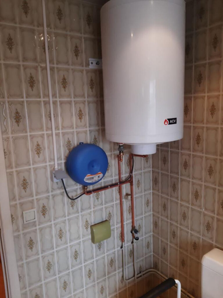 Boiler voor warm water opgesteld in een technische ruimte