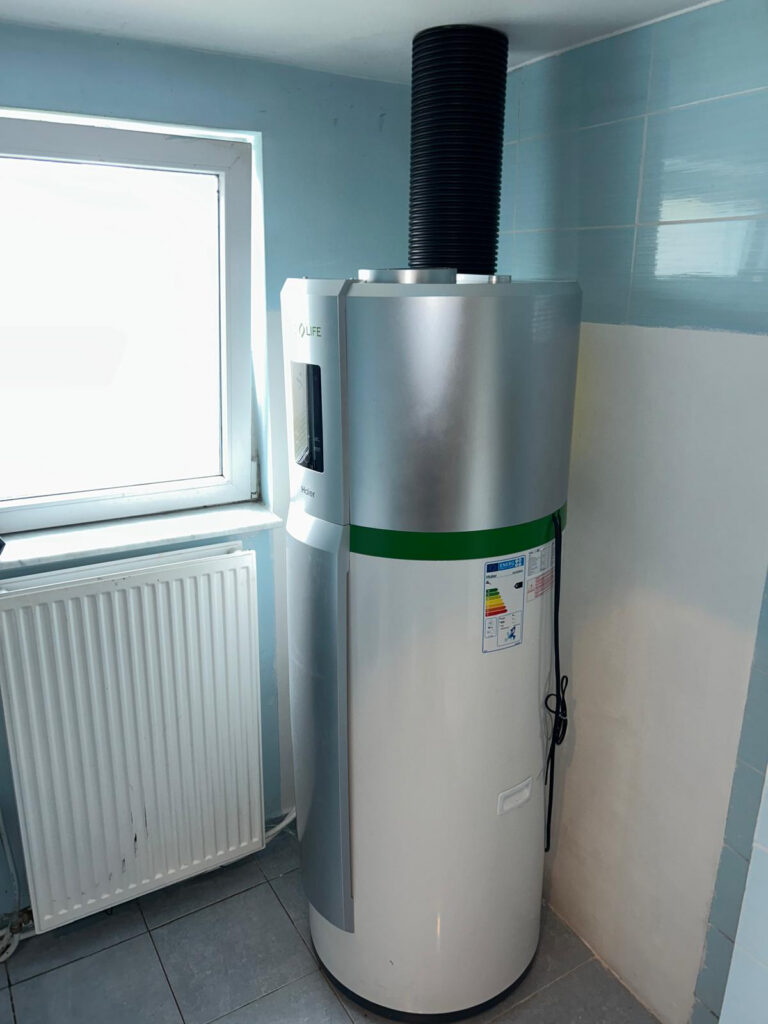 Boiler met aansluitingen op de waterleiding in een technische ruimte