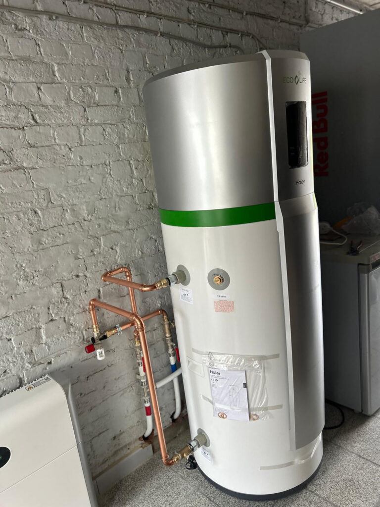 Boiler met aansluitingen in een technische ruimte