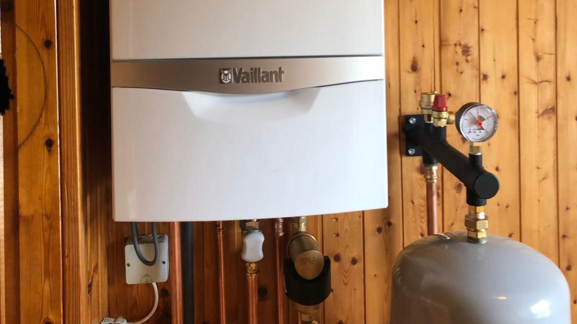 Wandketel met expansievat en drukmeter in een technische ruimte