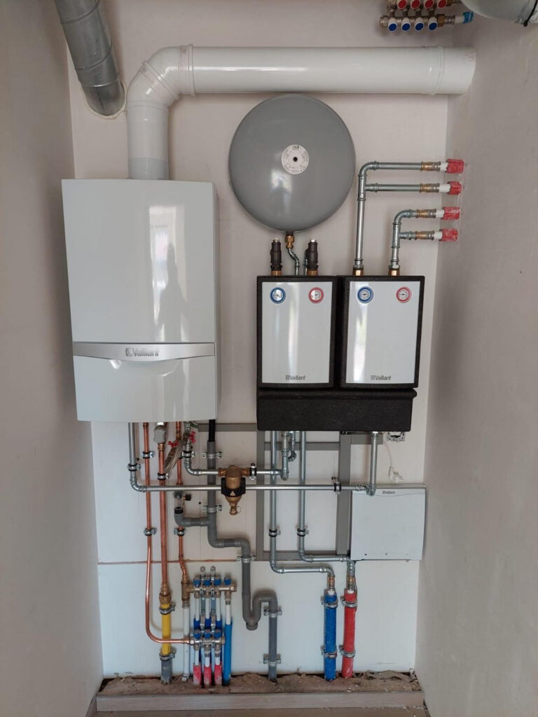 Wandketel met aangesloten leidingwerk van een centrale verwarming