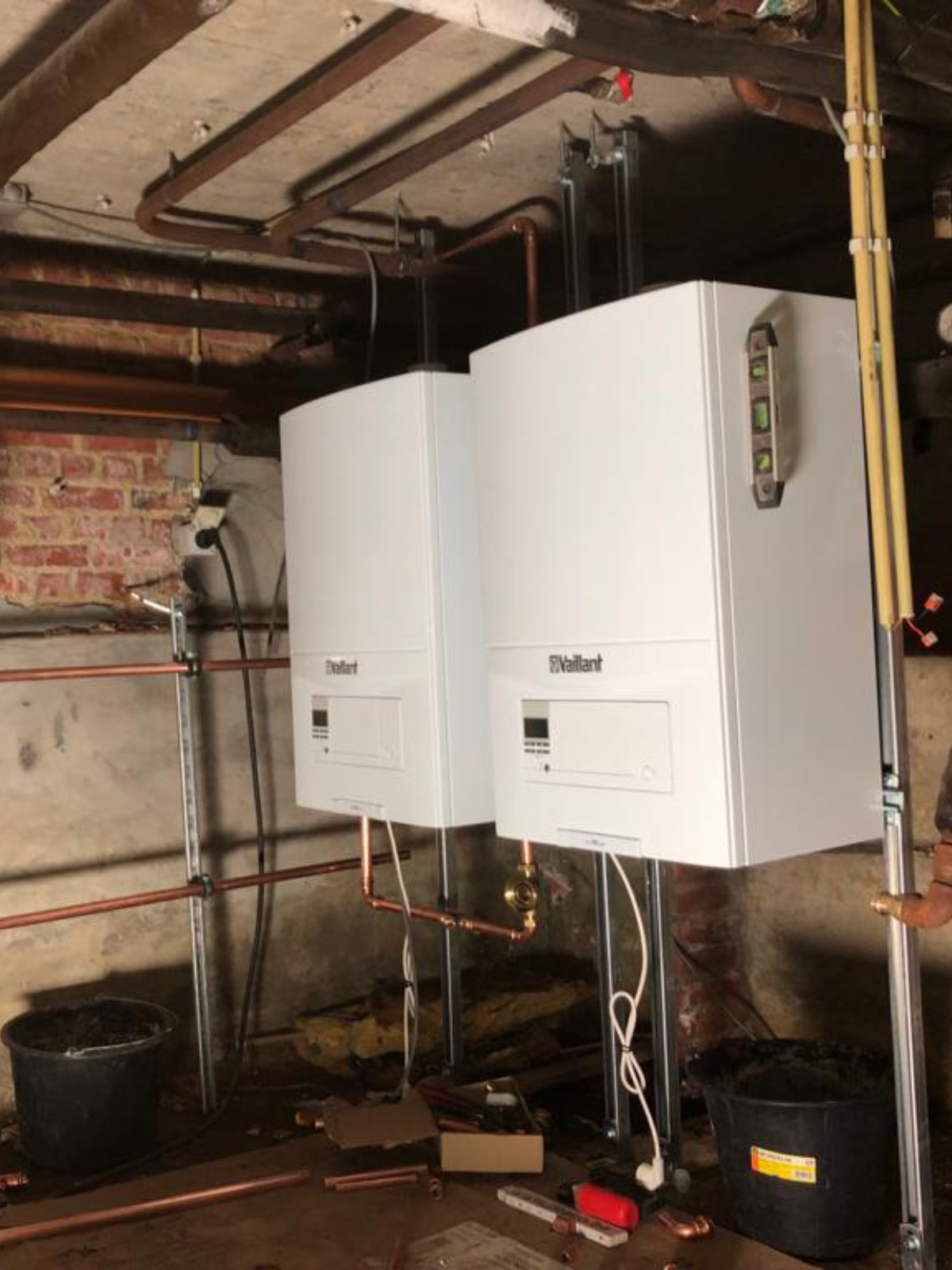 Twee wandketels van een centrale verwarming naast elkaar opgesteld
