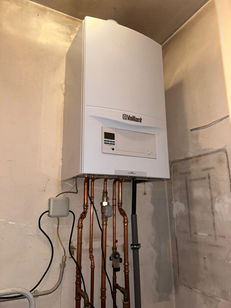 Wandketel van een centrale verwarming aan de muur bevestigd