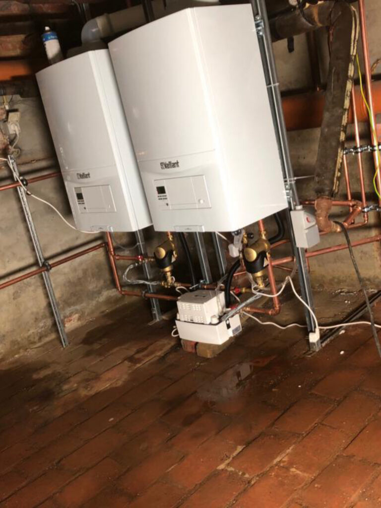 Verwarmingsketel met aangesloten leidingen naar de radiatoren