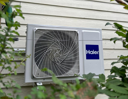 Buitenunit van een airco met aangesloten koelleidingen