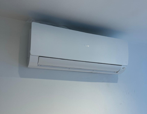 Airco-binnenunit na plaatsing in een kamer