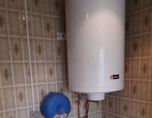 Elektrische boiler met expansievat aan de wand