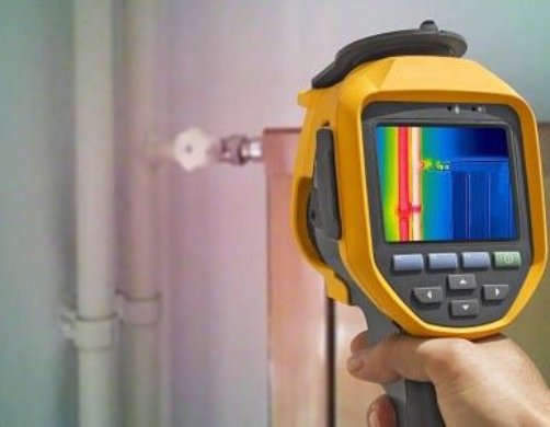 Thermische camera gericht op een leiding om temperatuurverschillen te bekijken