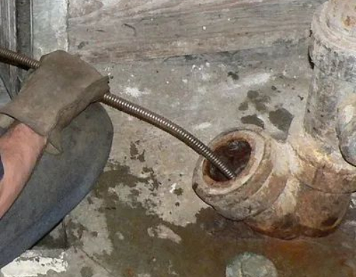 Ontstoppingsveer in een verstopte afvoerleiding