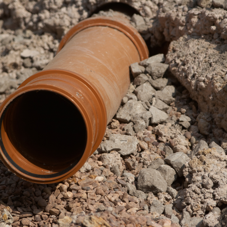 PVC-rioolbuis in een open sleuf tijdens rioleringswerken