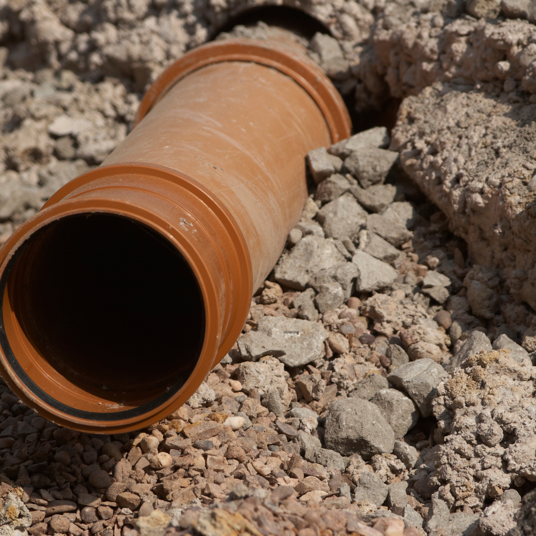 PVC-rioolbuis in een open sleuf tijdens rioleringswerken