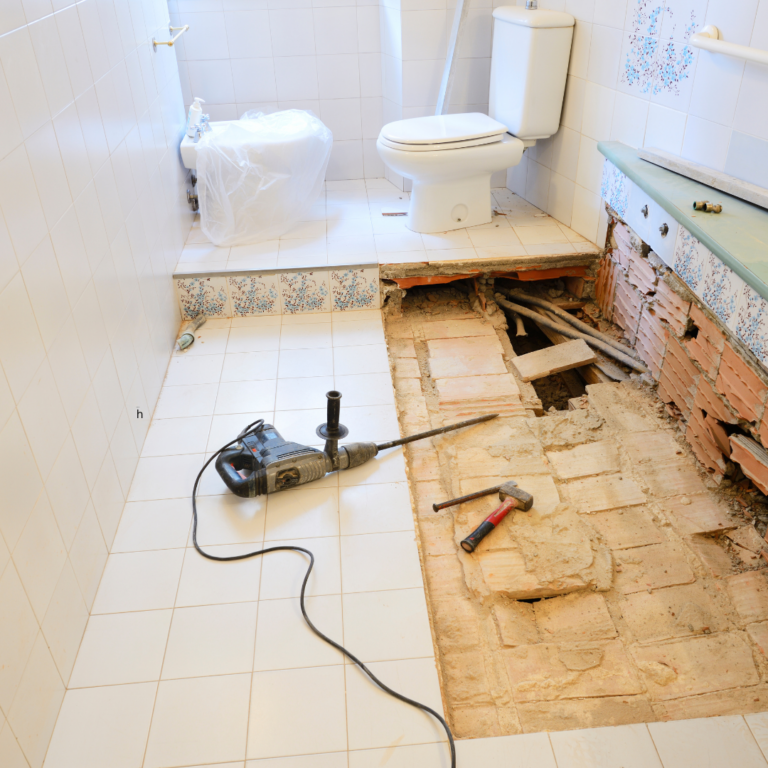 Badkamerrenovatie met opengebroken vloer en nieuwe leidingen