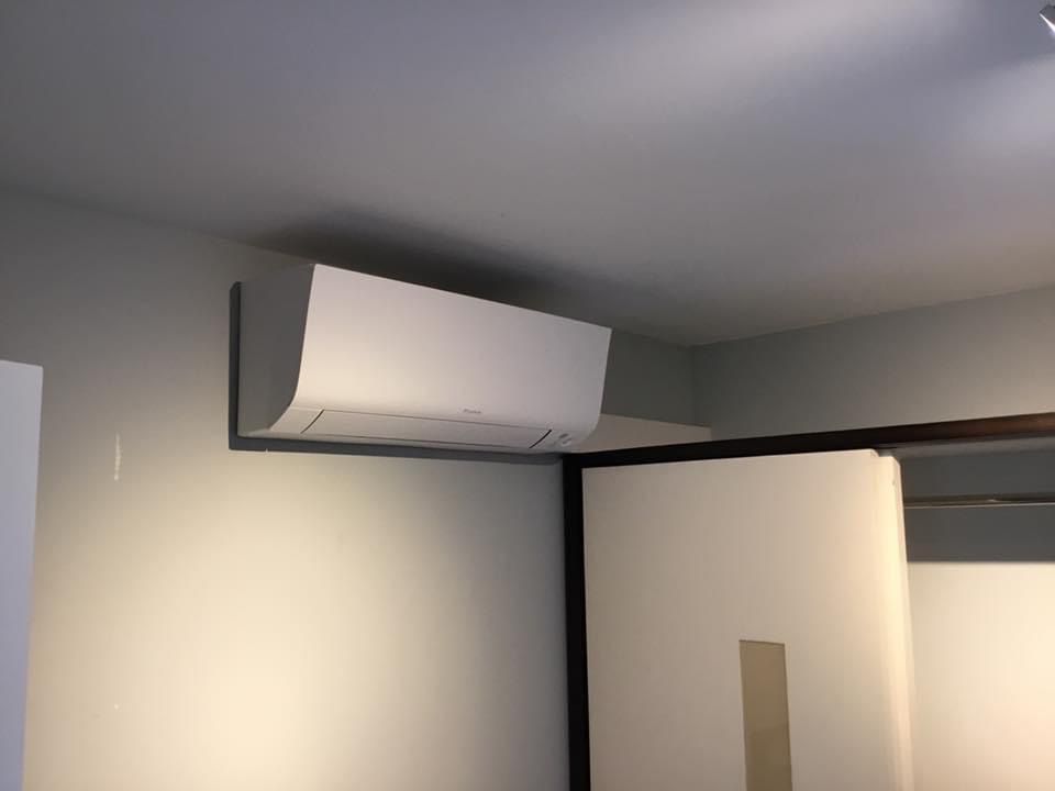 Airco-binnenunit aan de muur van een woonkamer