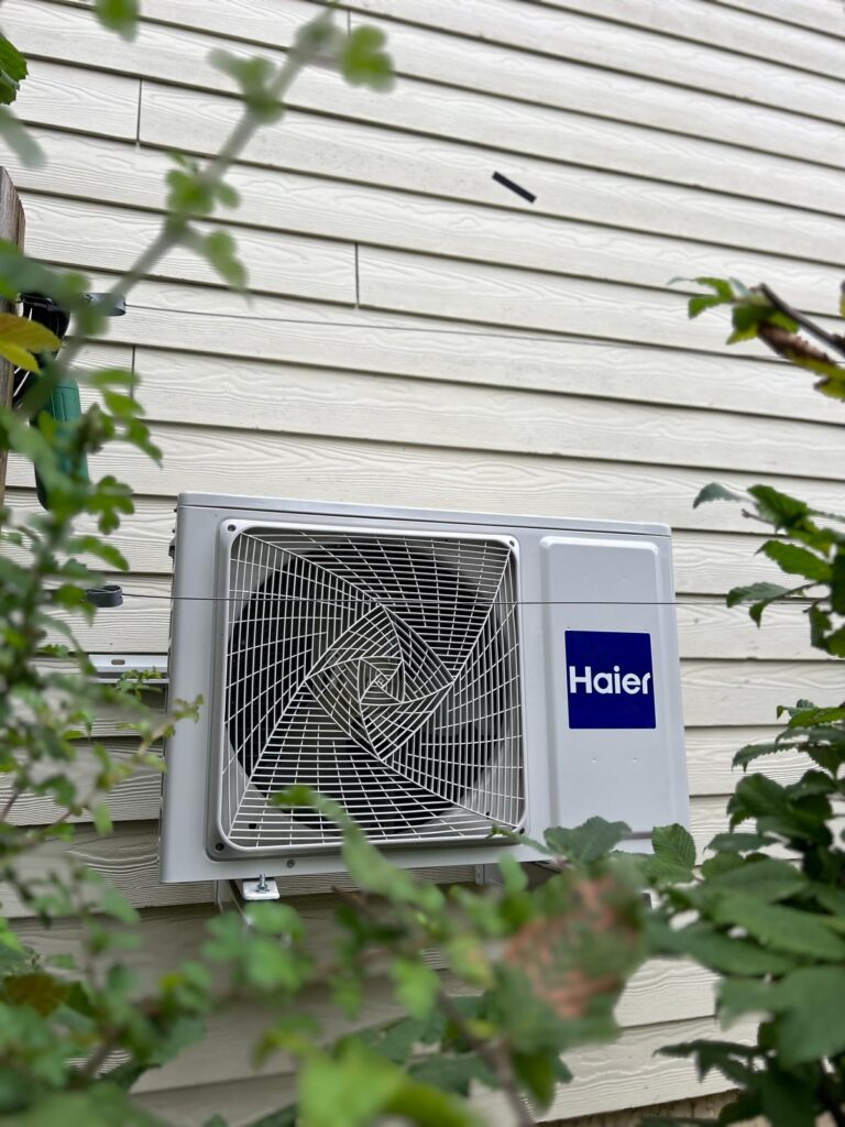 Buitenunit van een airco gemonteerd aan een gevel