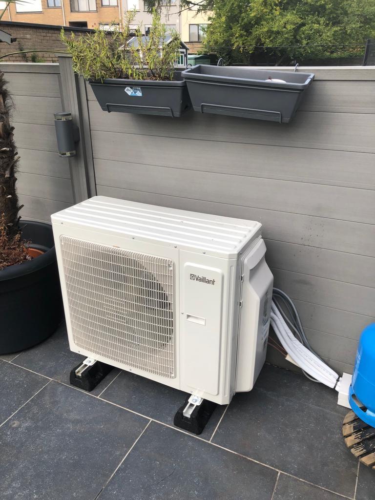 Buitenunit van een airco op een terras
