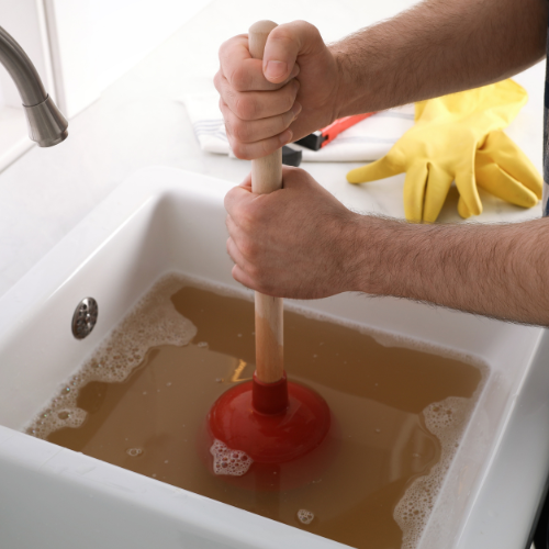 Plopper in een lavabo met een verstopte afvoer