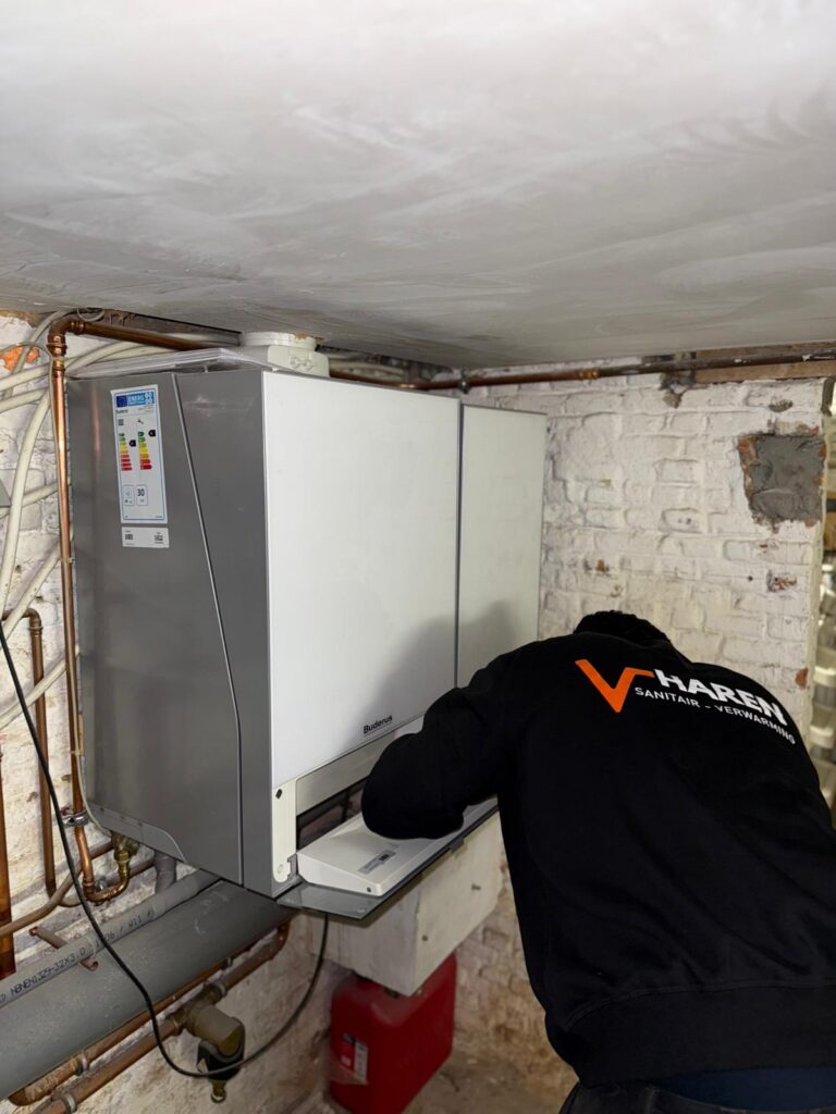 Technicus aan het werk bij een installatie